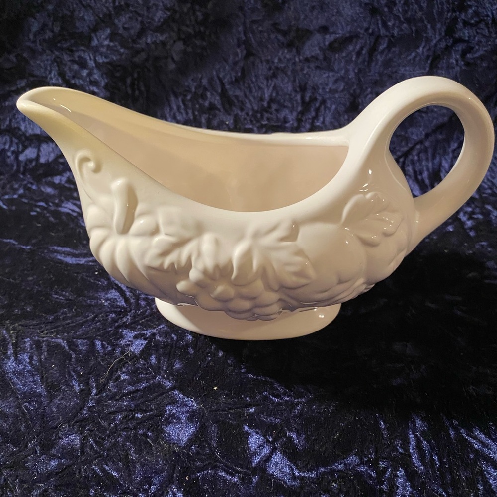 Table Top Gallery White Gravy Boat Harvest
Excellent condition